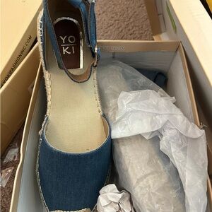 Shoes size 10 is blue jeans